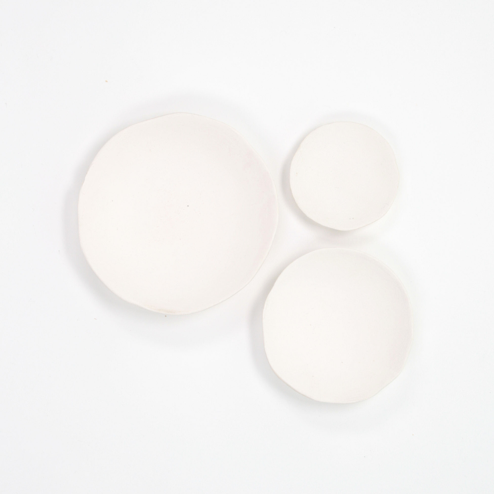 magnolias-on-silk-stylingschalen-styling-set-dishes-flatlay-white-1 Schmuckschalen Set ENGOBE - 3er Set | matt weiß
