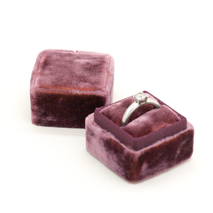 ring-box-samt-verlobung-hochzeit-plum-wine-1 Ringbox aus Samt - Plum Vine