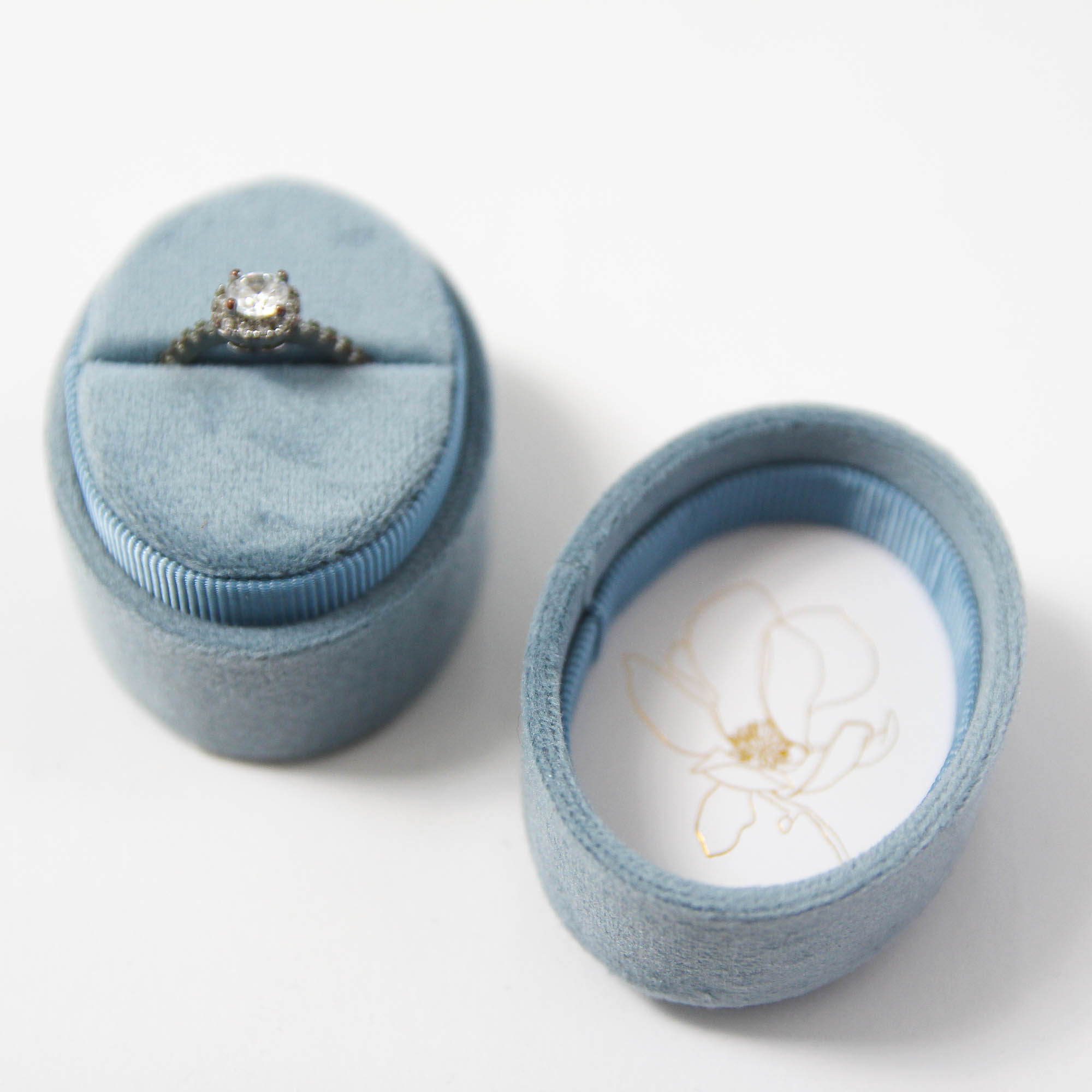 samt-ringbox-oval-velvet-ring-box-french-blue-01 Ringbox aus Samt in Graublau für Eheringe oder Verlobungsring