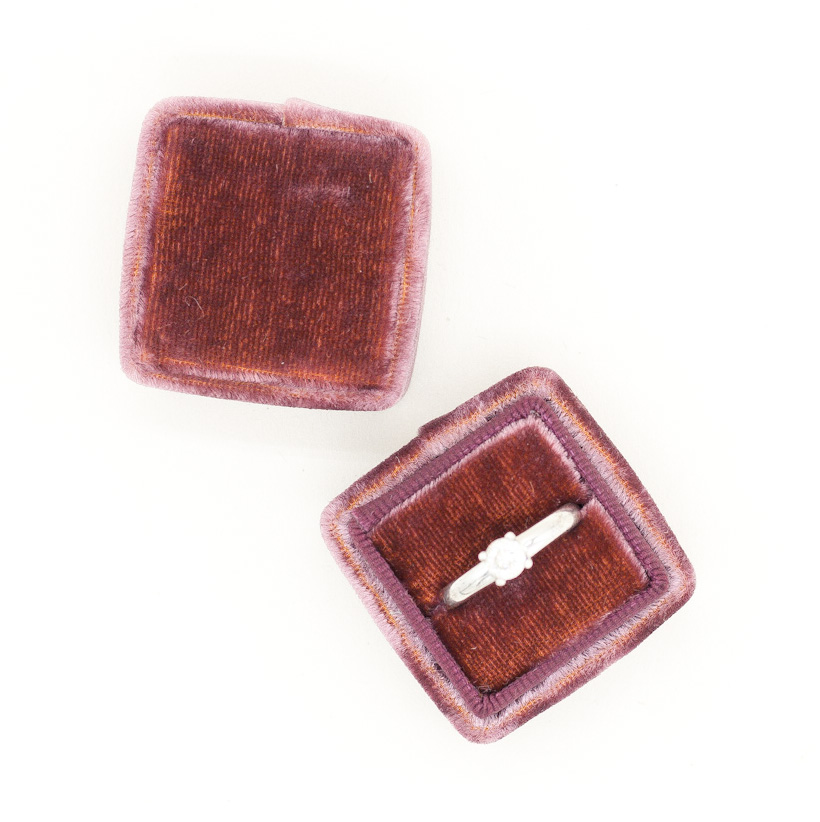 ring-box-samt-verlobung-hochzeit-plum-wine-2 Ringbox aus Samt - Plum Vine