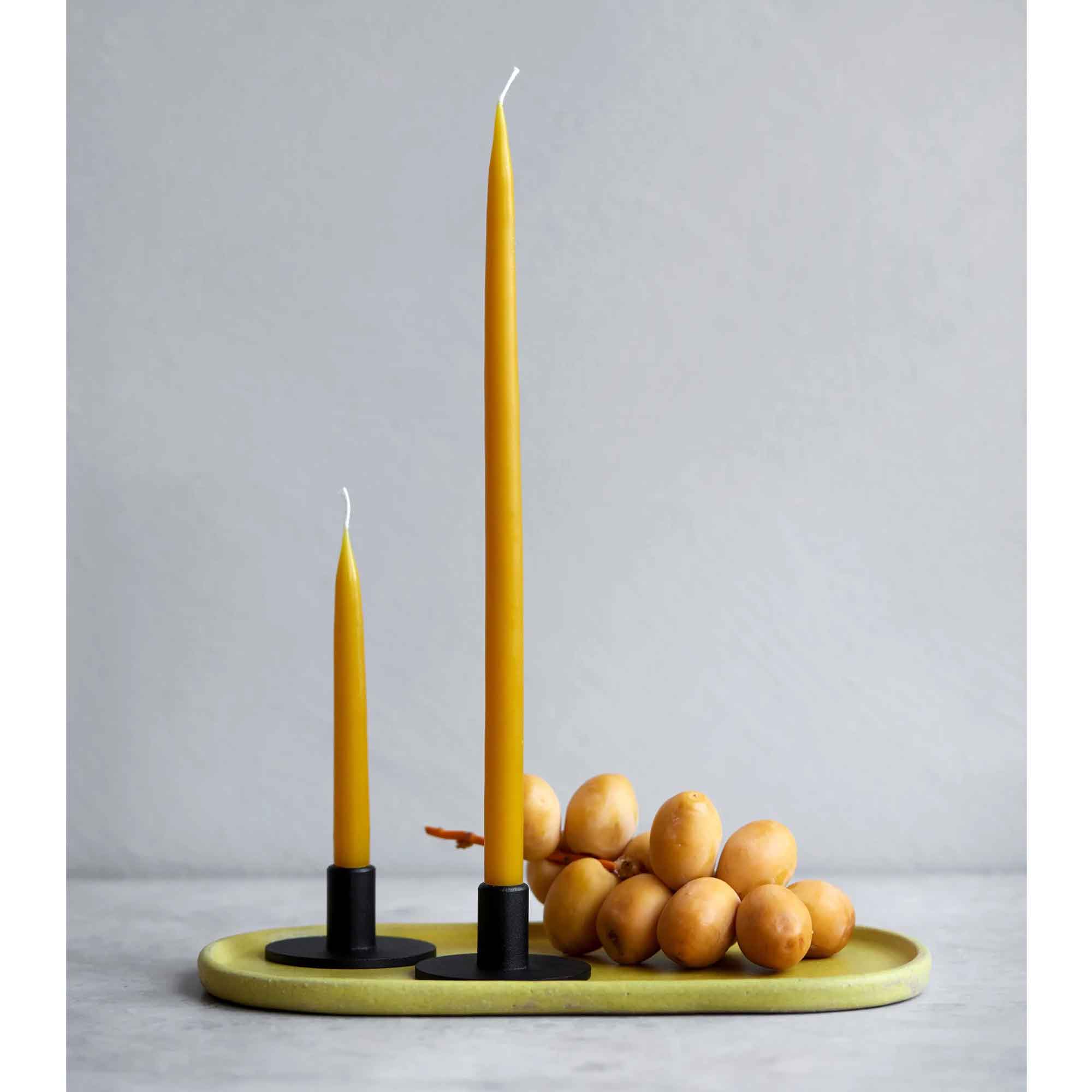 kunstindustrien-duenne-stabkerzen-nagel-quist-honey-senfgelb-2 Dünne Stabkerzen HONIGGELB Farbnr. 69 - 12 Stück, 1.3 x 28 cm