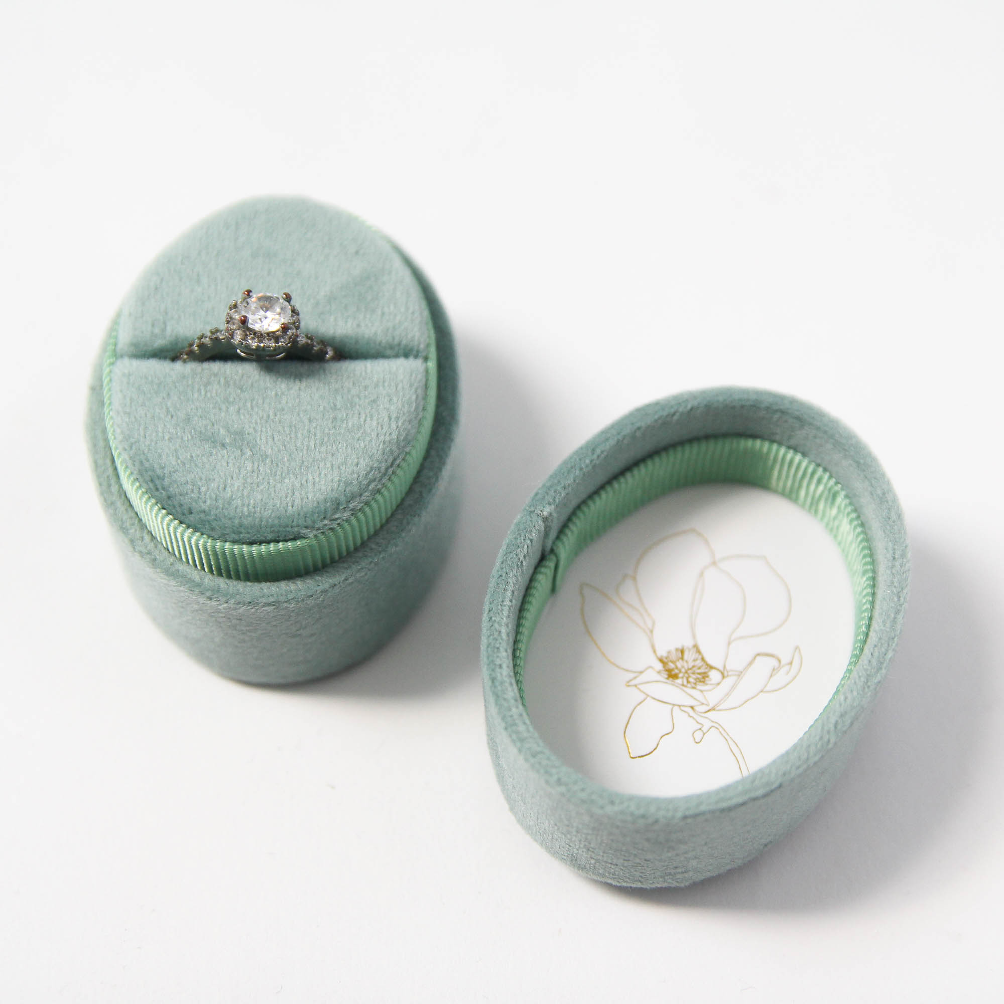 samt-ringbox-oval-velvet-ring-box-salbei-01 Ringbox aus Samt in Salbei für Eheringe oder Verlobungsring